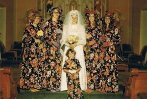 30 смешных и нелепых нарядов подружек невесты