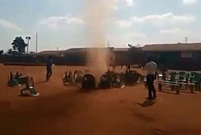 Мини-торнадо устроил беспорядок на вечеринке