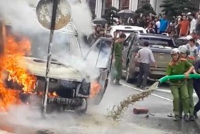 Ассенизаторы потушили горящий автомобиль