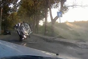 В Великом Новгороде водитель Киа не уступил дорогу и поплатился за это