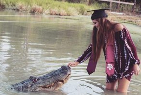 Студентка из США устроила себе на выпускной фотосессию со здоровенным аллигатором
