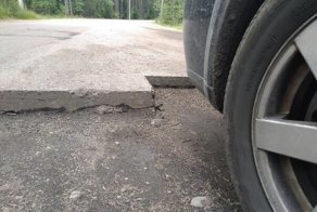 ВАЗ пролетел по дороге с "вырезанным асфальтом" и развалился