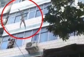 Прохожие поймали двух детей, выброшенных из окна горящей квартиры на пятом этаже