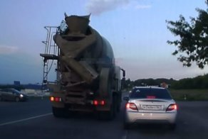 Авария дня. В Новочеркасске под колесами грузовика погиб мотоциклист