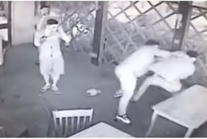 Суровые разборки в британском баре