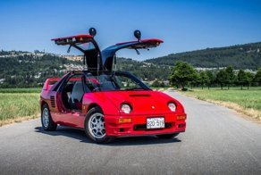 Mazda Autozam AZ-1: маленький двухместный спортивный автомобиль с "крыльями чайки"