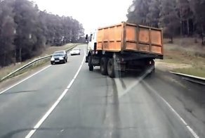 КамАЗ на скорости в не вошел в поворот