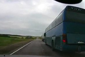 Автобусник отправил легковушку в кювет и уехал