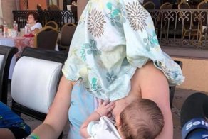 Кормящую мать попросили прикрыться. Она согласилась