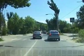 Пенсионер на переходе сбил сотрудника полиции