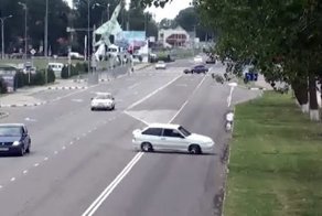 Неудачное опережение: ВАЗ улетел прямо в дерево