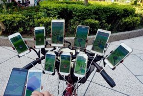Поймай их всех: 70-летний тайванец круглосуточно ловит покемонов на 11 смартфонов