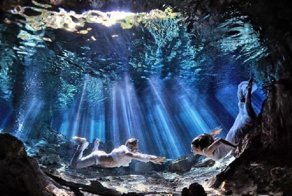 Фотограф снимает водный мир любви
