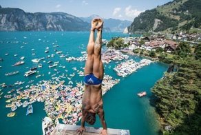 В Швейцарии отчаянные безумцы соревнуются в прыжках со скалы