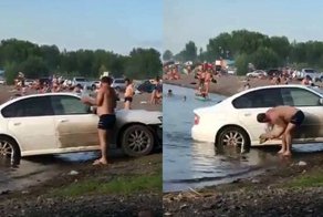 Красноярский автомобилист загнал машину в озеро и начал её мыть