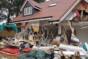 Не сдержал эмоций: строитель разрушил экскаватором целую улицу