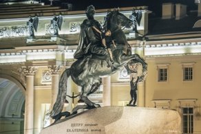 Молодые люди установили мангал на Медном всаднике