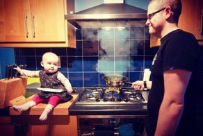 Мужик троллит родню отфотошопленными снимками с маленькой дочерью
