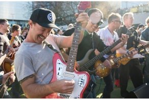 457 музыкантов одновременно сыграли на гитарах хит AC/DC «Highway to Hell»