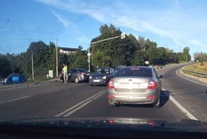 Авария дня. Зачем стоять в очереди, если есть правый ряд