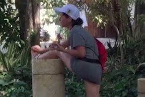 Женщина побрила ноги в питьевом фонтанчике