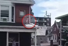 Прохожий пришел на помощь малышу, застрявшему на крыше