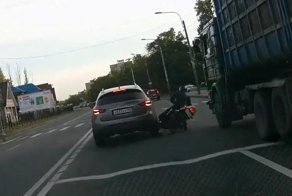 Мотоциклисту чуть не проехались по голове в Петербурге