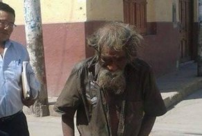 Соседи помыли и расчесали несчастного бездомного. После преображения его просто не узнать
