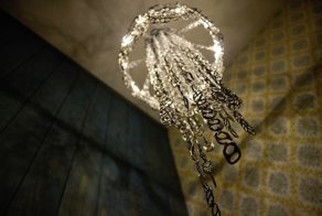 Люстра из сотен колец от алюминиевых банок