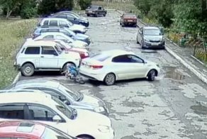 Водитель наехал на маленького велосипедиста задним ходом
