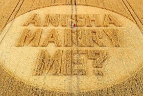 Учитесь, мужчины, как надо делать предложение любимой!