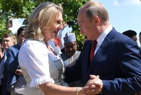 Кубанский казачий хор, самовар и танцы: Владимир Путин побывал на свадьбе главы МИД Австрии