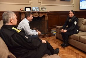 Офицеру полиции пришлось кормить грудью брошенного врачами "вонючего" ребенка