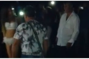 Мужчина решил расслабиться с танцовщицей, но тут за ним явилась жена