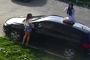 В Кирове две пьяные девушки устроили танцы на крыше чужого автомобиля