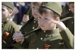 Педагогов и школьников могут переодеть в военную форму