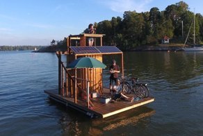 Турист-изобретатель на плавучей сауне отправился до Таллина