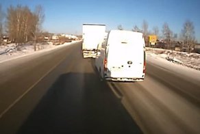 Брачные игры дальнобойщиков и газелиста на трассе