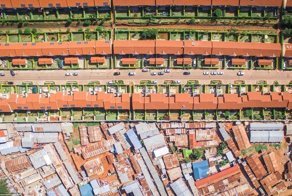 Пригород и трущобы: социальное неравенство в аэрофотографиях Джонни Миллера