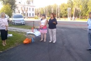 Они издеваются: торжественные открытия заборов, мусорных баков и других "значимых" объектов