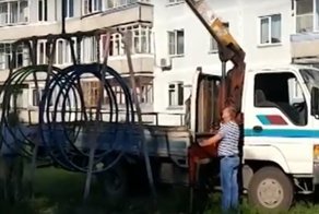 Депутат спилил во дворе качели и увез на дачи