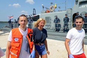 Британская стюардесса выпрыгнула за борт круизного судна и осталась жива