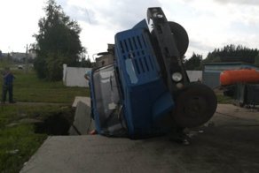 В Татарстане ассенизаторская автоцистерна провалилась под землю