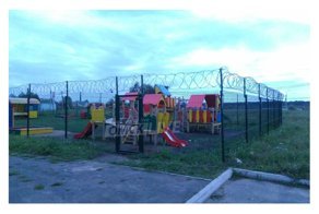 Площадка строгого режима: территорию детского сада в Омске обнесли колючей проволокой