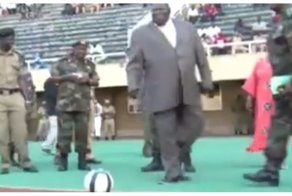 Упитанный политик решил сделать первый удар по мячу перед матчем. Но что-то пошло не так