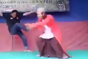 Мастера бесконтактного боя не перестают удивлять