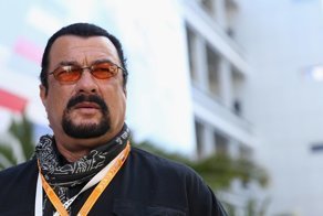 Стивен Сигал теперь может легально зарабатывать на корпоративах