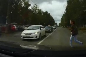 В Ижевске сбили женщину, перебегавшую дорогу вне пешеходного перехода