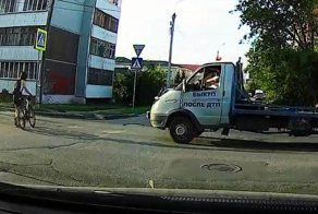 Гласное сама цела: в Омске эвакуатор сбил велосипедистку