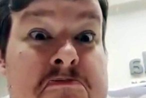 Во Флориде охранника уволили за то, что он испускал газы на камеру